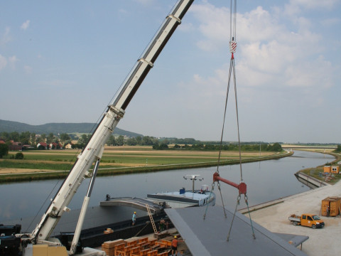 Güterhafen_Lände_Verladung_mit_Kran