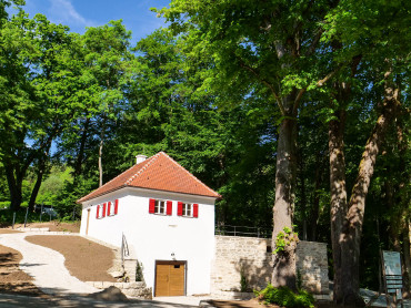 Bierwächterhaus_nach_Sanierung_Außenansicht_vor_Wald