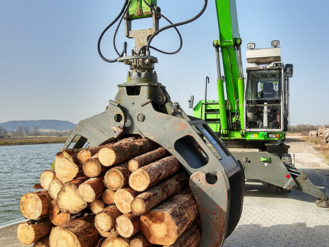 Güterhafen_Sennebogen_mit_Holzgreifer